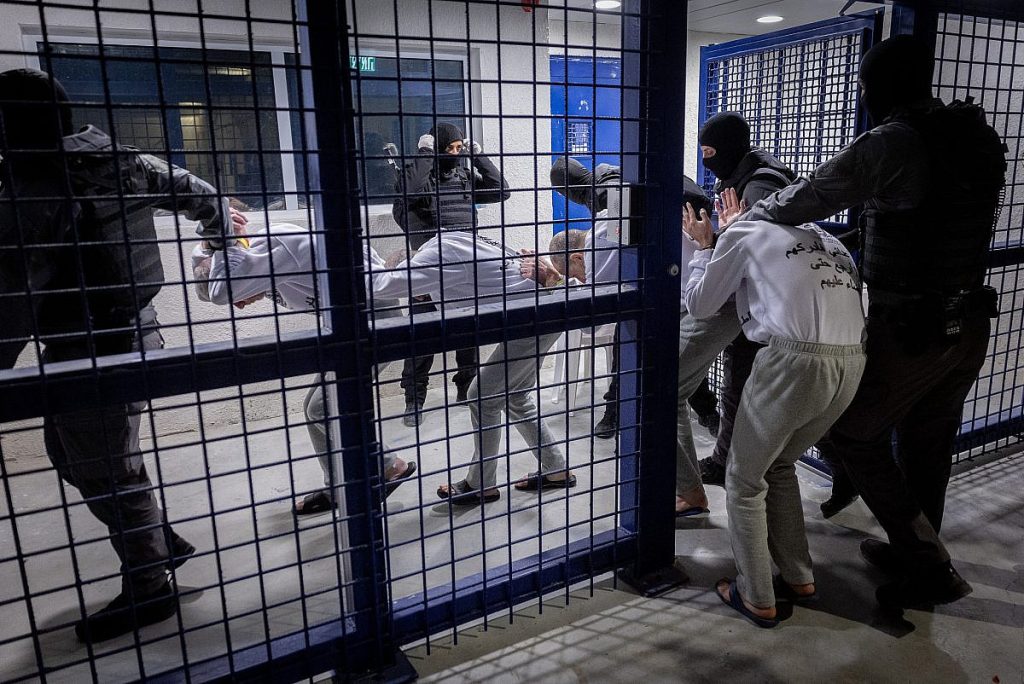 IZRAELSKI URADNIKI URINIRAJO NA PRIDRŽANE, JIH POSILJUJEJO IN MUČIJO: KAKO BI MORALE UKREPATI DRŽAVE KOT JE SLOVENIJA?